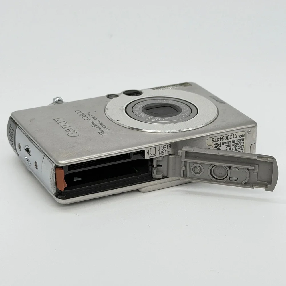 Canon PowerShot SD300 Digital ELPH 4.0MP Silver Camera Bundle SD Charger READ